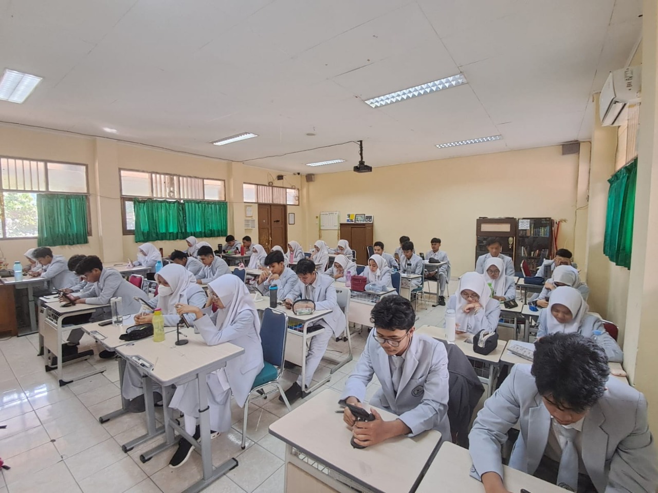 Pelaksanaan ASAT di MAN 4 Jakarta Selatan: Semangat, Gigih, dan Jujur Warnai Ujian
