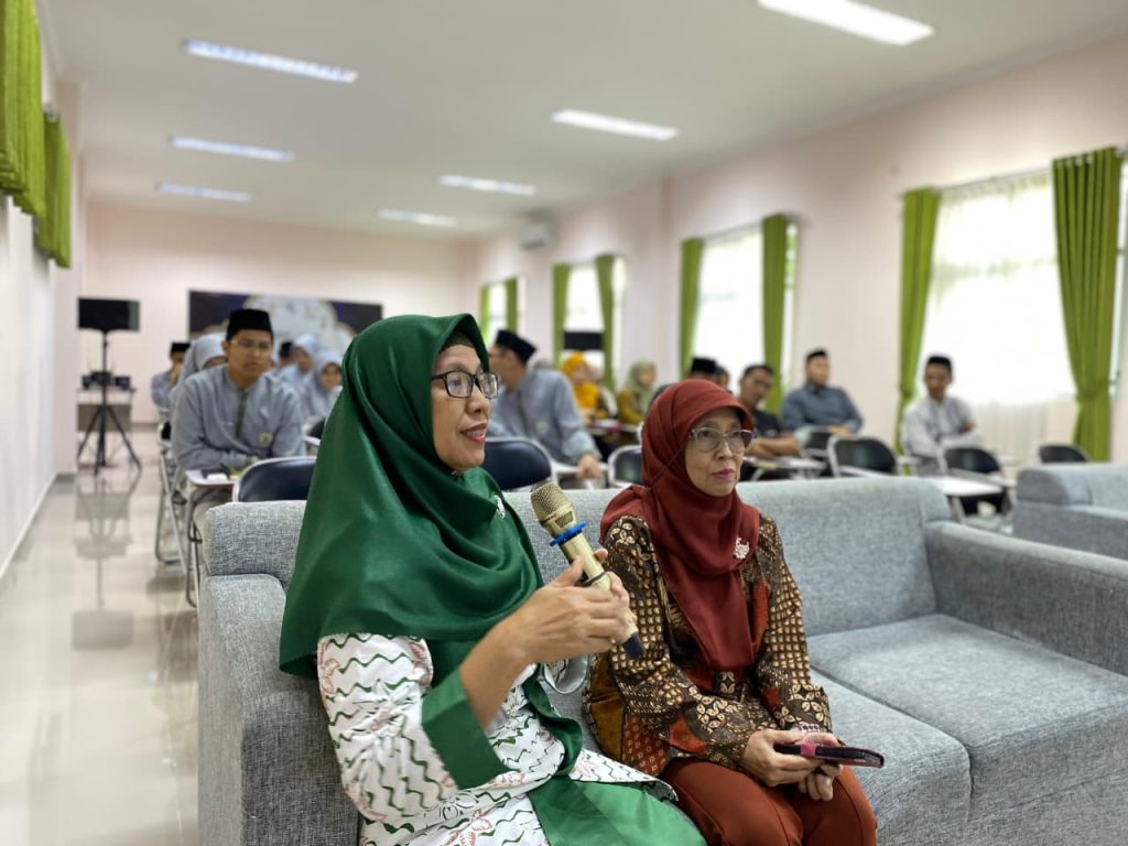 Bu Nahdia dan Bu Erma membersamai rapat kerja OSA