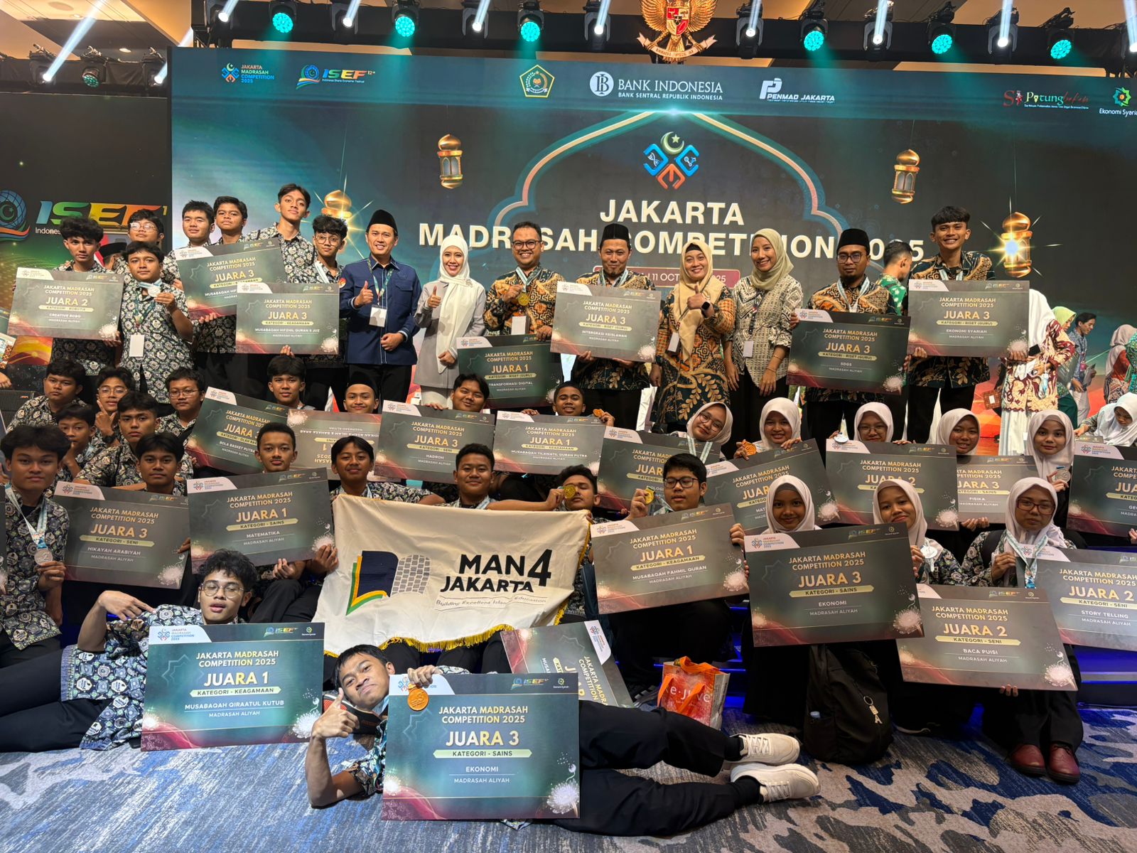 MAN 4 Jakarta Selatan Raih Juara Umum di Ajang Jakarta Madrasah Competition 2025