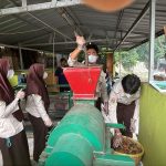 Tim Adiwiyata MAN 4 Jakarta Selatan Olah Sampah Organik Menjadi Kompos Ramah Lingkungan