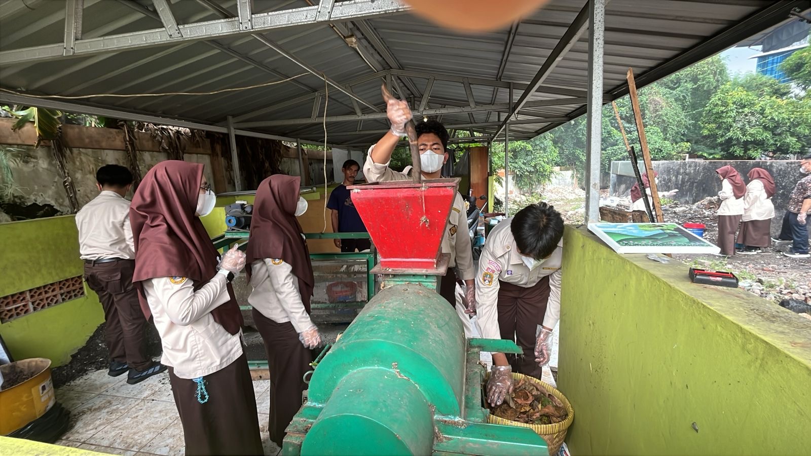Tim Adiwiyata MAN 4 Jakarta Selatan Olah Sampah Organik Menjadi Kompos Ramah Lingkungan