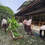 Rabu Bersih, Civitas MAN 4 Jakarta Selatan Gotong Royong Jaga Kebersihan Lingkungan Madrasah