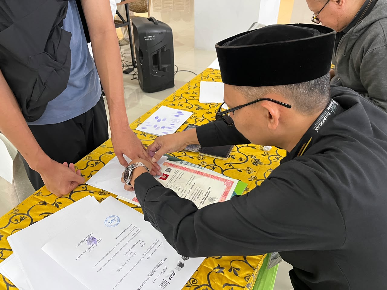 Pelaksanaan Cap Tiga dan Pengambilan Ijazah Kelas XII Angkatan 2025/2026 MAN 4 Jakarta Selatan Berlangsung Kondusif